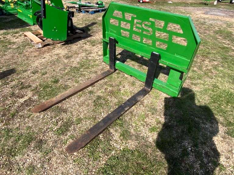 John Deere Pallet Forks
**LOTS 105301, 105302, 105303, 105304, 105305 & 10