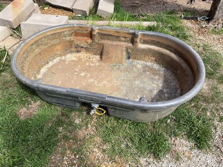 Rubbermaid 50 gallon stock tank