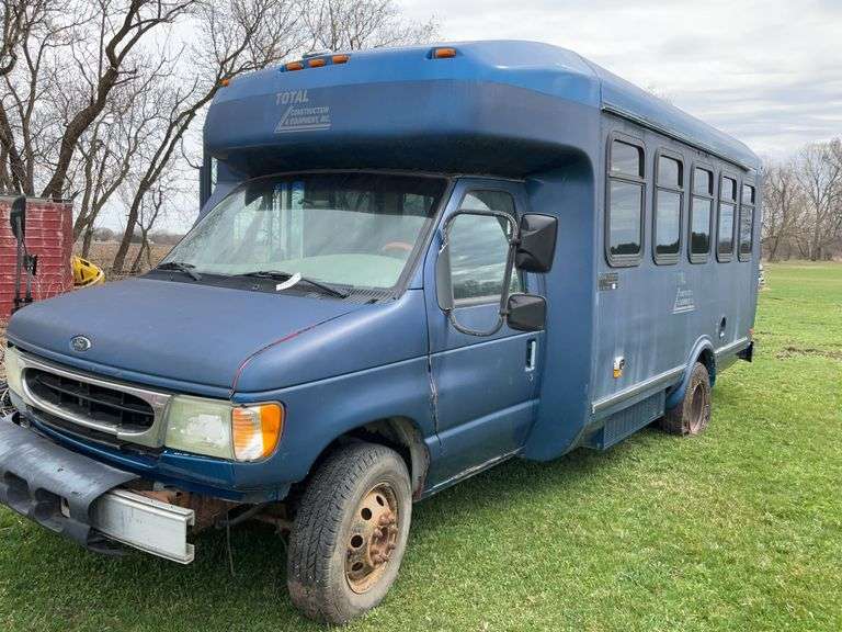 2002 Ford bus, 7.3 L Powerstoke diesel, Auto, reads 371,xxx miles, non-runn