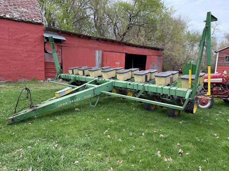 John Deere 7000 8 row 30" planter
