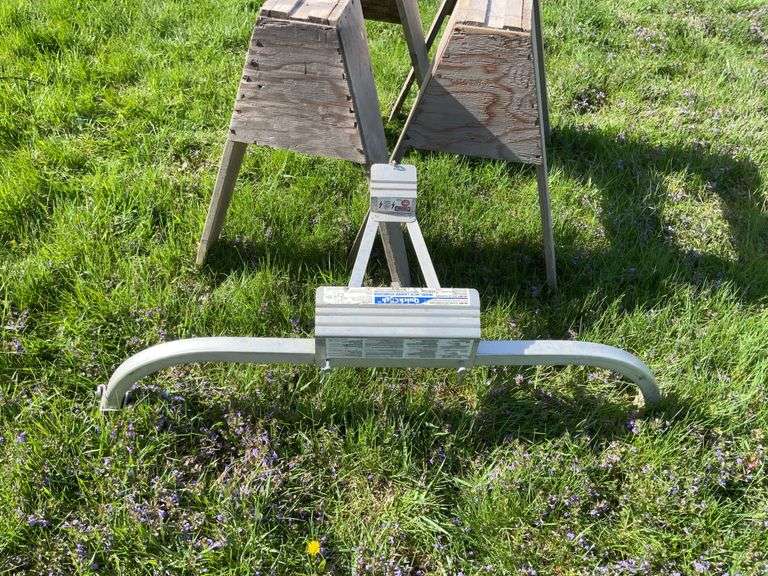 QuickClick ladder stabilizer