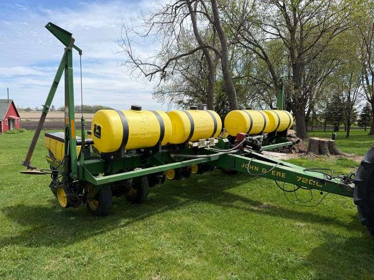 John Deere 7200 8 row 30" planter, liquid system, corn & bean plates, monit