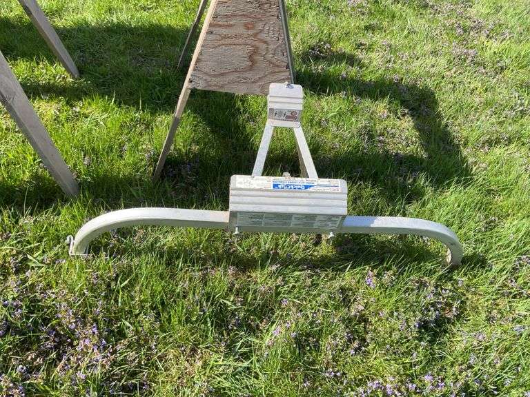 QuickClick ladder stabilizer
