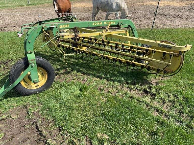 John Deere 660 Hay Rake, 5 Bar, Tricycle Front, Rubber Mount Teeth, Ground