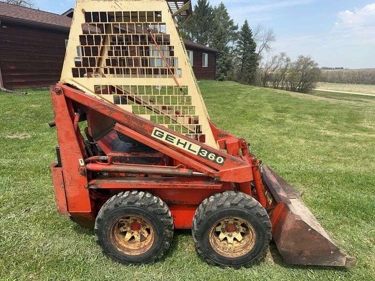 Gehl 360 Skid Loader, 1688 Hours, 20 HP ONAN, 23x8.5-12 Tires Like New, Reb
