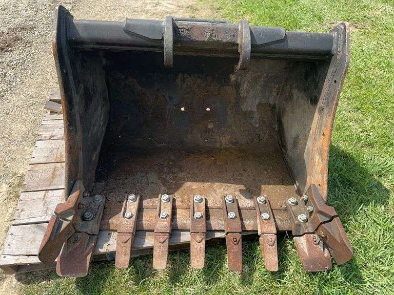 Bobcat HD 36” Excavator Bucket, Frost Tooth, Very Good Condition