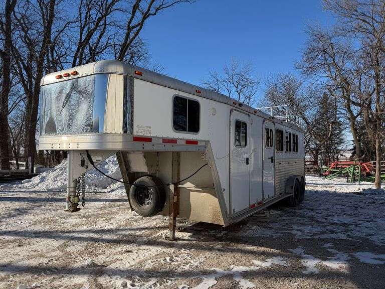 ** 2006 Featherlight 4 horse, trailer with living quarters