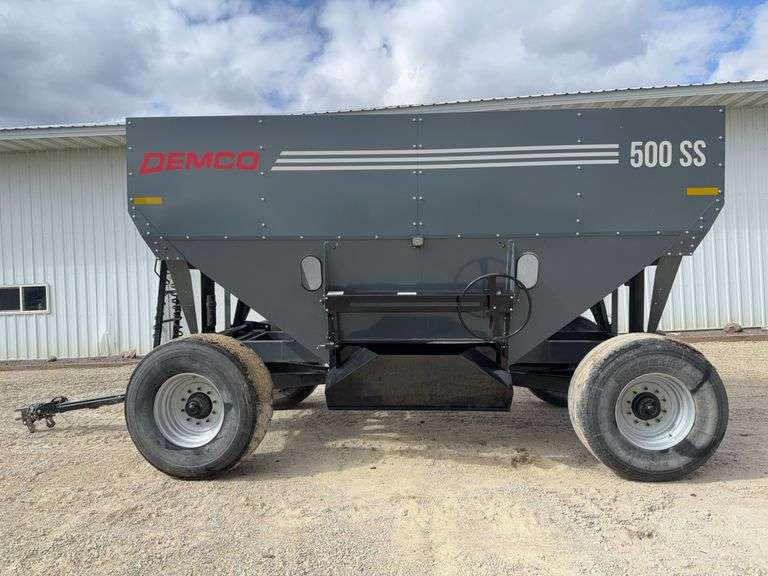 Demco 500SS Gravity Wagon, 2 Wheel Brakes, Rear Hitch, Ā 445/65R22.5 Tires,