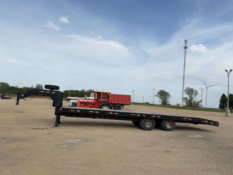 ** Belshe 5th wheel trailer, tandem dually, 30ft w/beaver tail & ramps