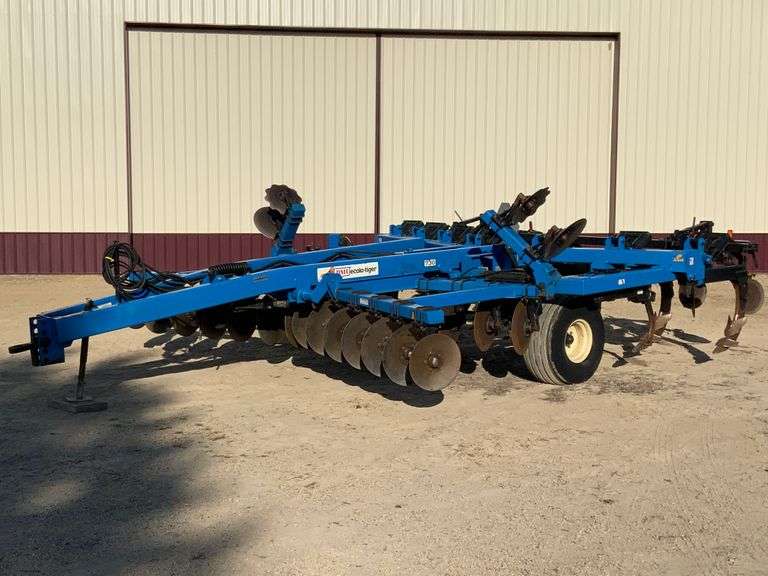 DMI Ecolo-Tiger 730 Disc Ripper, 7 Shank w/Lead Shanks, Rear Leveler