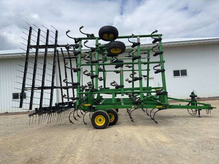 John Deere 2210L Field Cultivator, 35', Knock On Shovels, Walking Tandems,