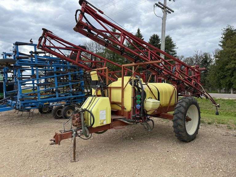 Hardi Nav 1000M pull type sprayer, 90ft boom, PTO pump