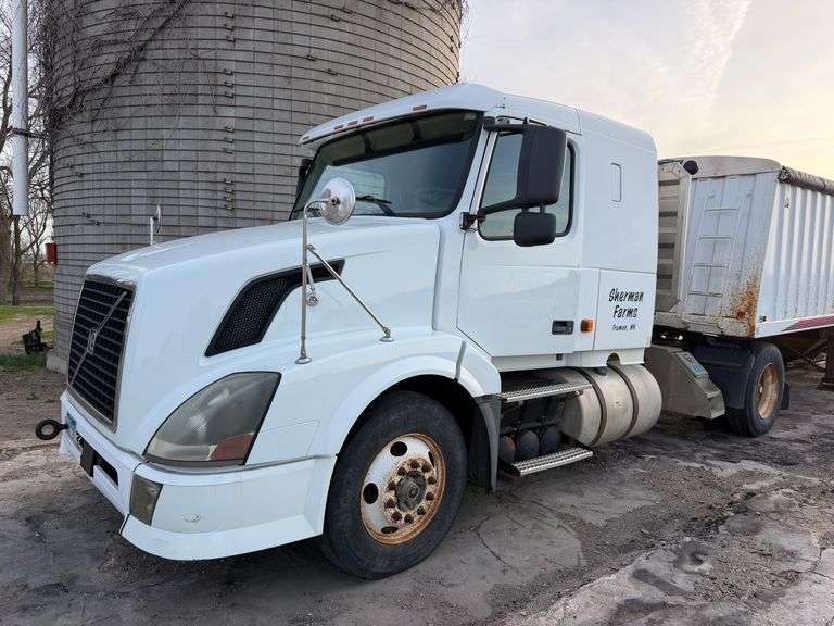** 2003 Volvo Semi, Single Axle, ISX Cummins, 10sp Eaton Manual Trans.