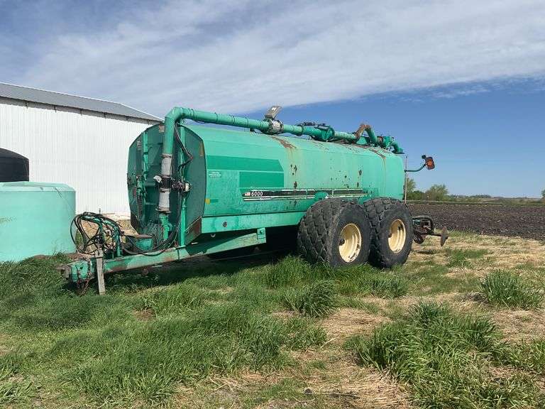 Houle 6000 manure tank, raven rate controller, Hydrolic pump, rear covering