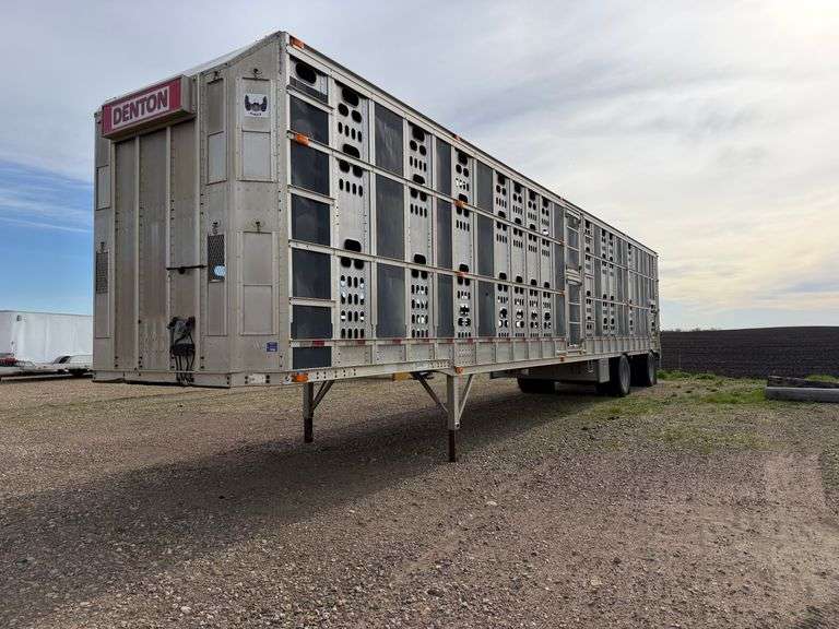 ** 2006 Barrett 53ft 2 Deck Hog/Livestock Trailer