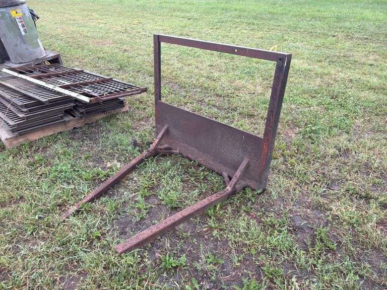 Skidloader bale spear, *needs repair*