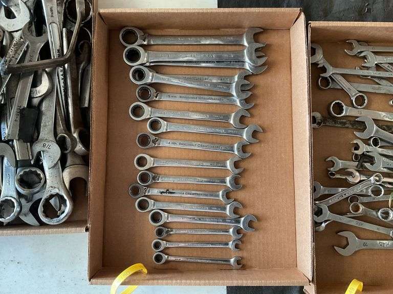 Box of misc. ratcheting end wrenches, metric