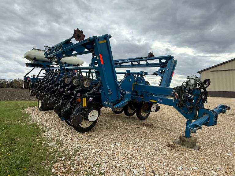 2007 Kinze 3800 24 Row 30" Center Fill Planter, 4 Section Shut Offs, Row Cl