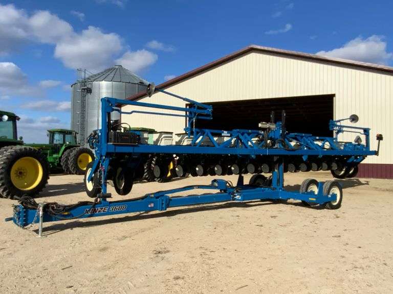 2015 Kinze 3600 16 Row 30" Planter, 25th Anniversary Edition, Box Extension
