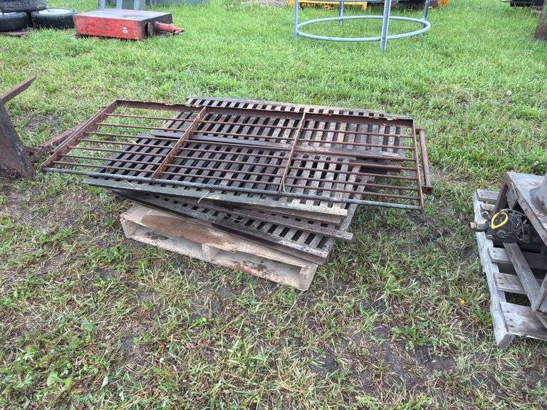 Floor grates, Hog gate
