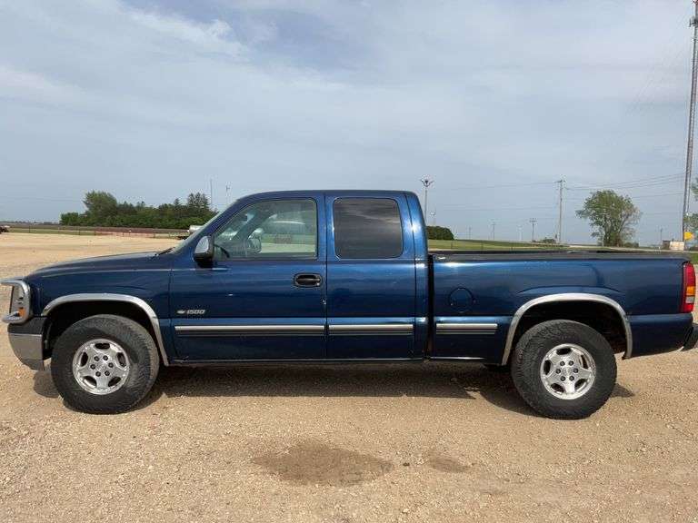 ** 2000 Chev 1500 ext cab, short box truck, 4x4, 5.3L gas, 271,000 miles