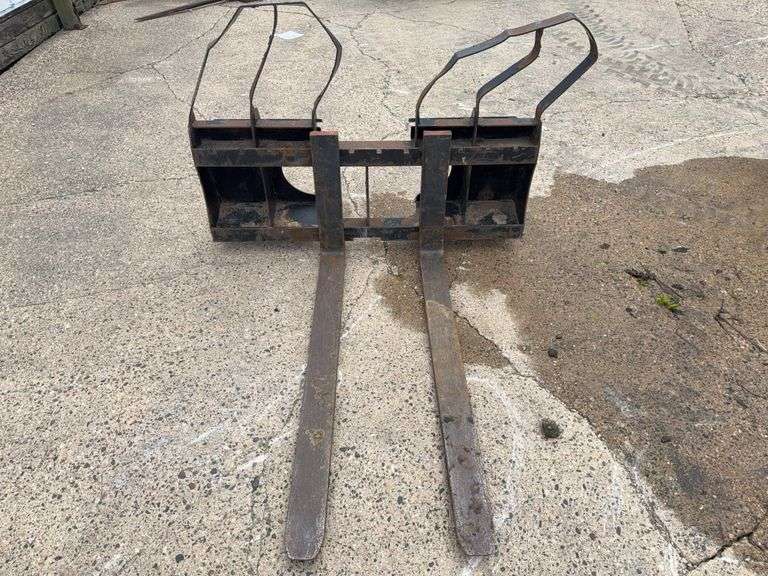 48ā Pallet Forks, 3700lb Capacity, Universal Skid Loader Mount