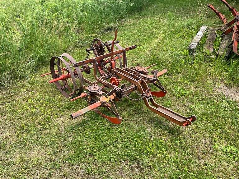 Allis Chalmers 2 row planter w/ snap coupler hitch