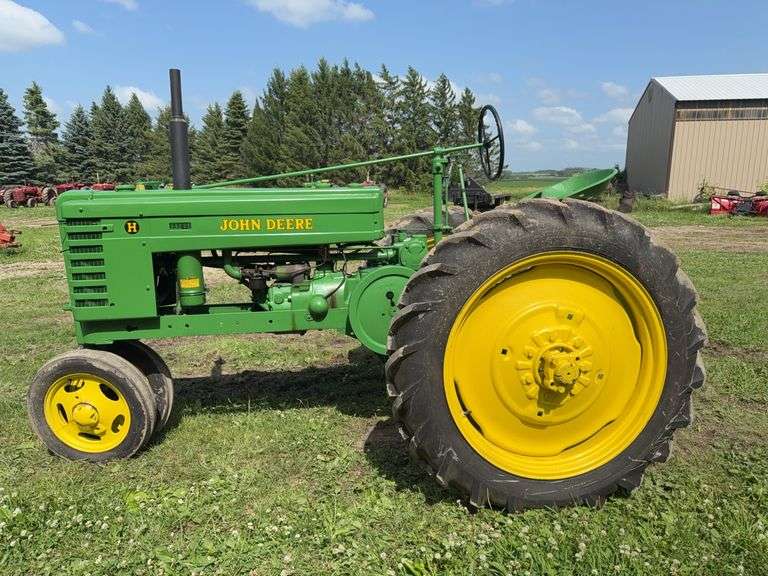1940 John Deere Model H Tractor, Restored, Narrow Front, 9.5-32 TZ 13 Tires