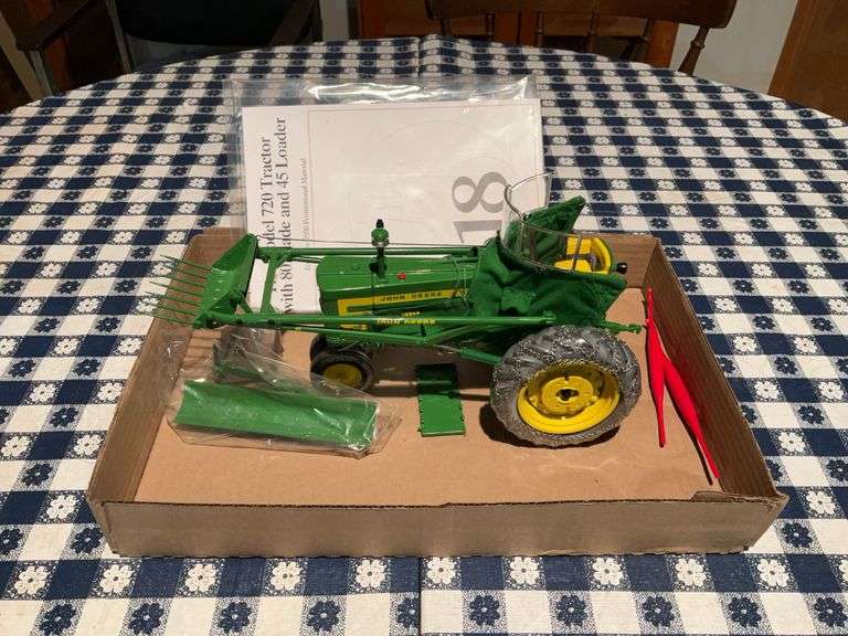 Ertl Precision Classics 1/16 Scale John Deere 720 with Loader, Heat Houser,