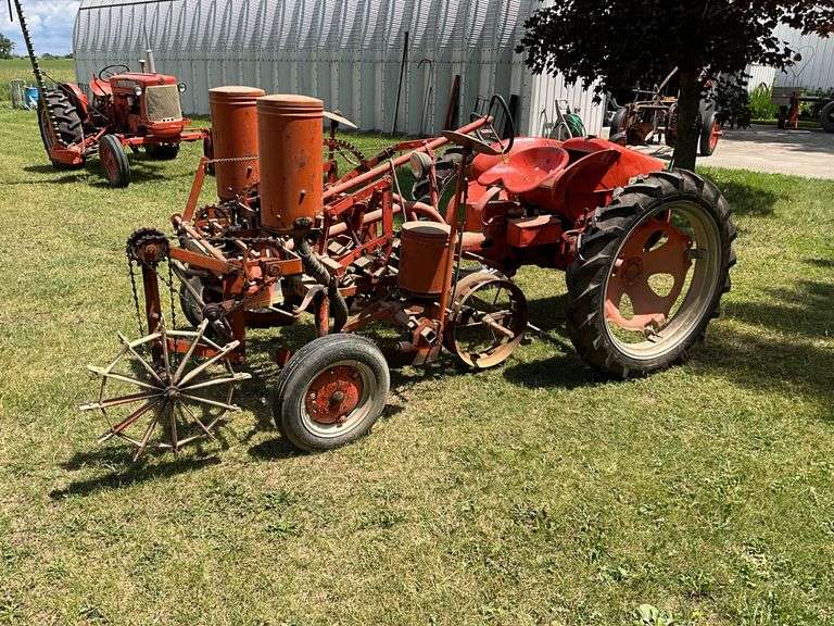 1948 Allis Chalmers G new tires, w/2 row planter, dry Fert, ALL ORIGINAL