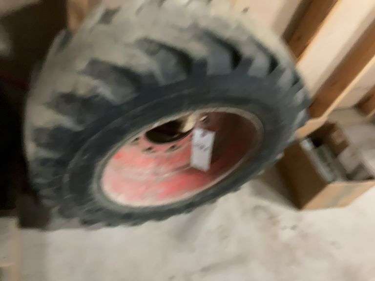 10-16.5 tire and rim fits Bobcat 763