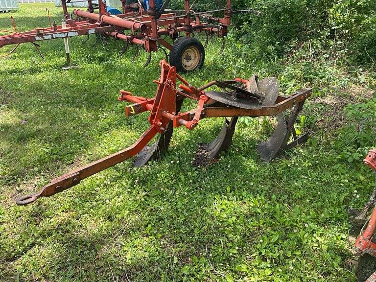 Allis Chalmers 3 bottom plow w/ snap coupler hitch
