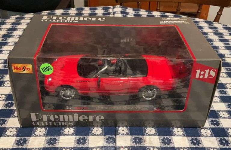 1/18 Maisto Scale Model Thunderbird