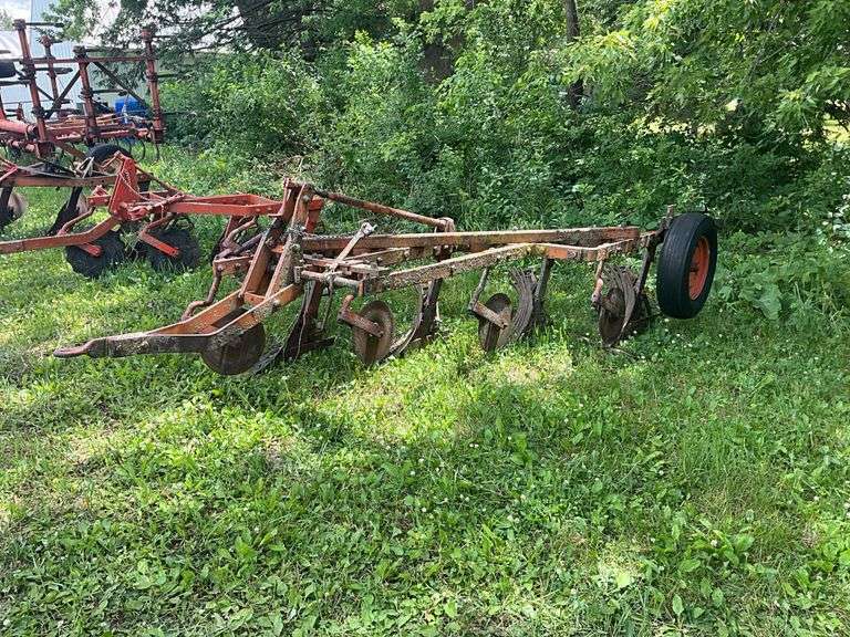 Allis Chalmers snap coupler 4 bottom plow with slat bottoms