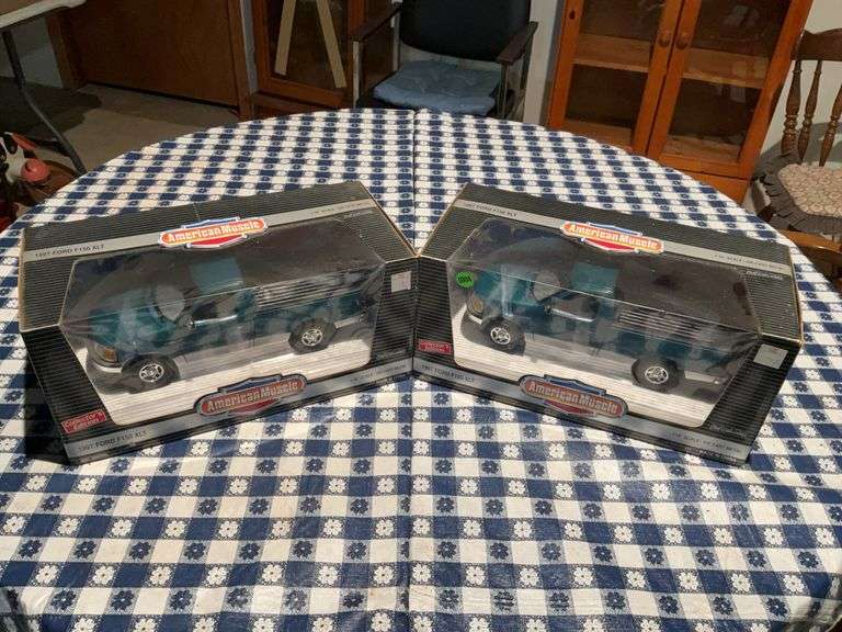 (2) 1/18 Ertl Scale Model 1997 Ford F-150