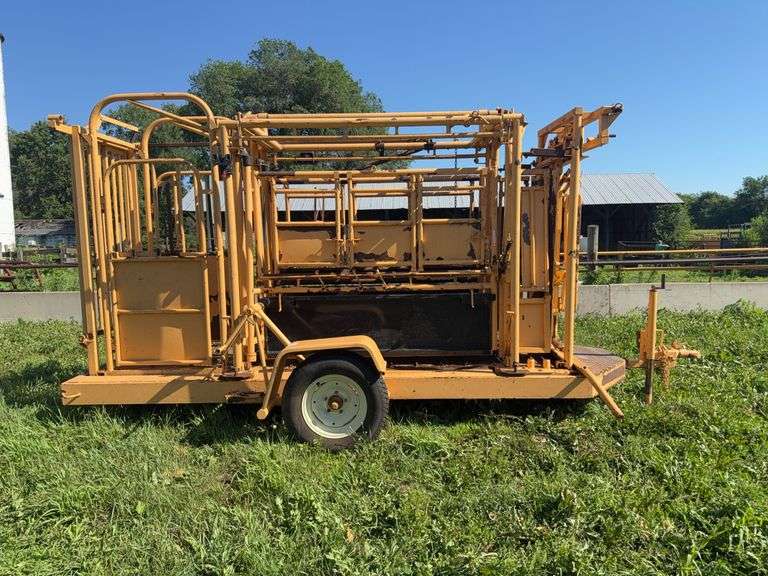 For-Most Model 450 Working Chute With Model 30 Headgate, Removable Drop Axl