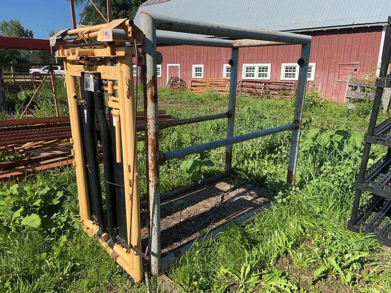 Formost A-25 Head Gate with Pipe Frame- Freestanding with Wood Floor
