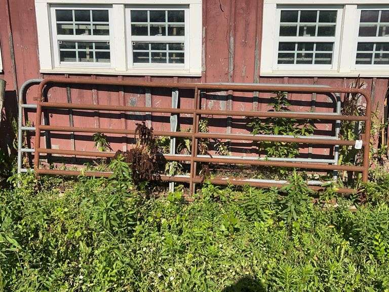 (2) 12' Gates, Selling 2x$