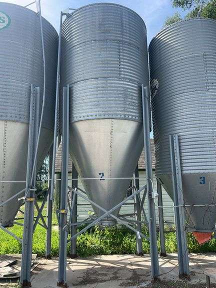 3 Ring Galvanized Con Bottom Holding Bin, AUCTION COMPANY WILL ASSIST IN LO