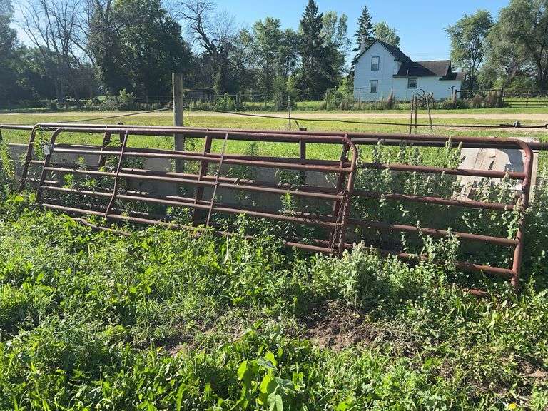 (1) 20' Gate, (1) 14' Gate, Selling 2x$