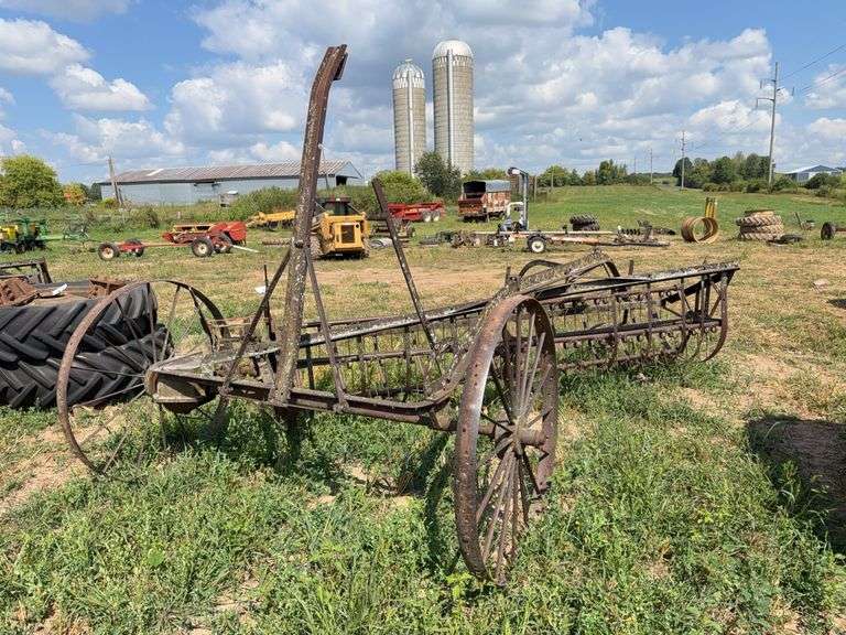 John Deere 594 Side Bar Rake, Steel Wheel, Manual Lift, Pull Type