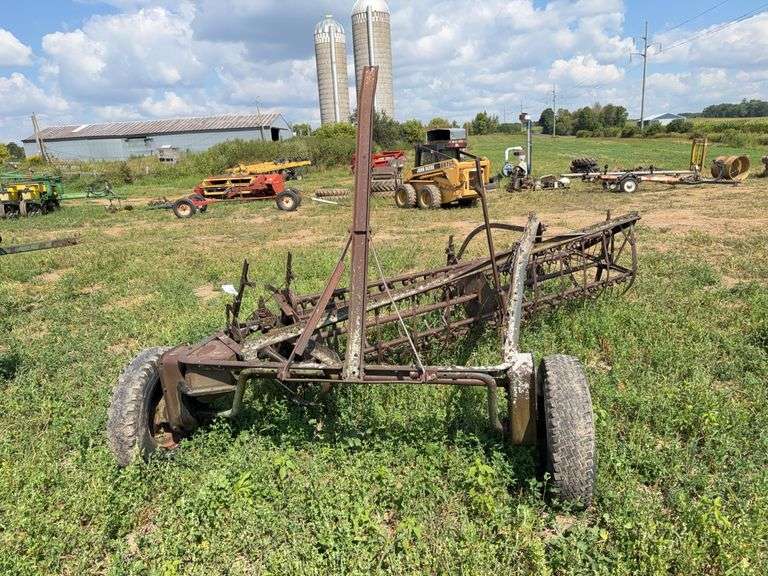John Deere 594 Side Bar Rake, Pull Type, Manual Lift
