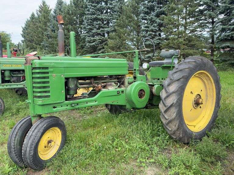 John Deere B Tractor, 12.4-38 Tires, 6 Speed, Roll-A-Matic Narrow Front, Ro