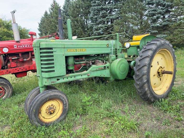 John Deere B Tractor, Roll-A-Matic Narrow Front End, Clamshell Fenders, 11.