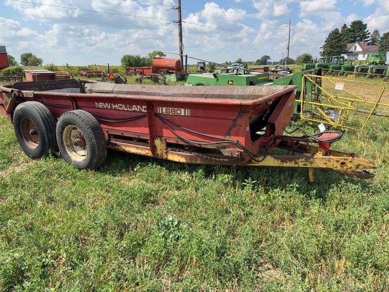 New Holland 680 Tandem Axle Manure Spreader, Poly Lined Slop Gate, Single B