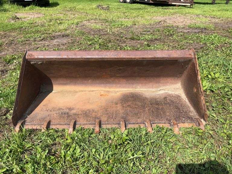 5’ Material Bucket, Cutting Teeth, Mustang Hookups