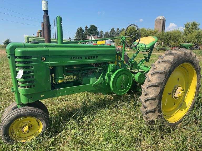 1946 John Deere B Gas Tractor, Narrow Front, 11.2-38 Rear Tires, Hand Start