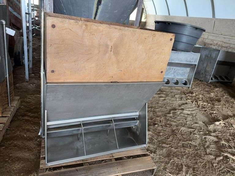 Stainless Steel 3' Combination Feed/Water Pig Feeder(located hoop building)