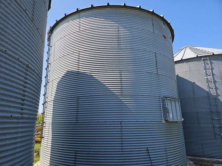 21' Galvanized Grain Bin, (7) 32" Rings with Unload Auger and Vented Floor,
