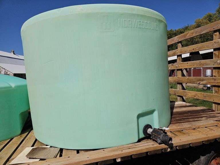 Northwestco 1400 Gallon Poly Tank with Banjo Valve